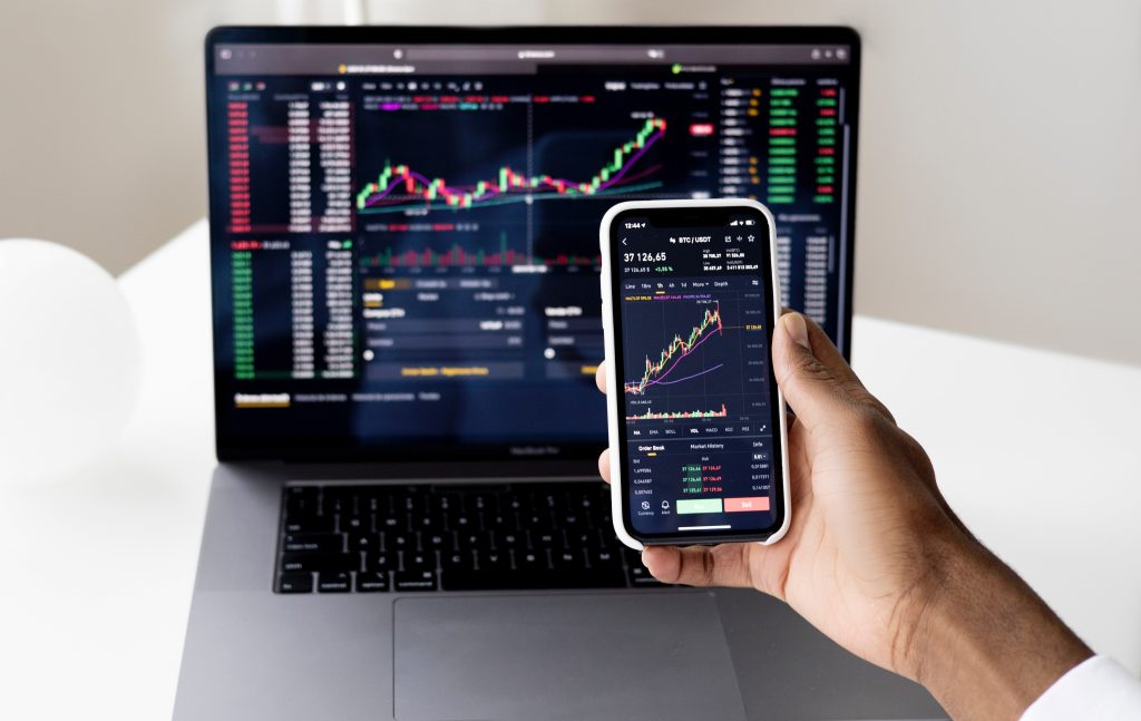 Data-analytiikkaa tietokoneen ja älypuhelimen näytöllä.
