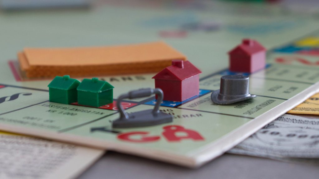 Monopoli-pelin pelilauta ja -nappuloita.