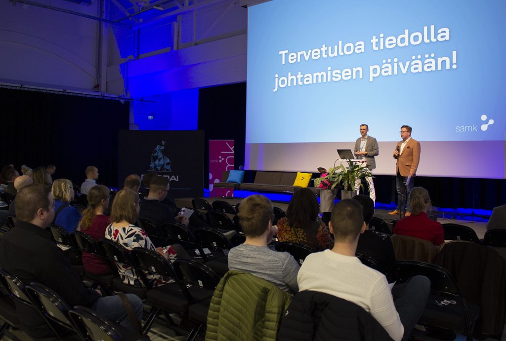 Tutkimuspäällikkö Mikko Pakkasela, Tiedolla johtamisen keskus BIC, SAMK ja Marko Seppänen, Tietojohtamisen professori, Tampereen yliopistosta sanomassa tervetulosanat esiintymislavalla.