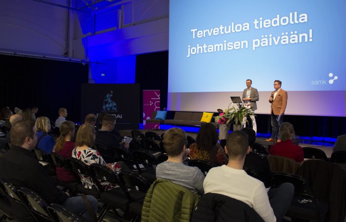 Tutkimuspäällikkö Mikko Pakkasela, Tiedolla johtamisen keskus BIC, SAMK ja Marko Seppänen, Tietojohtamisen professori, Tampereen yliopistosta sanomassa tervetulosanat esiintymislavalla.