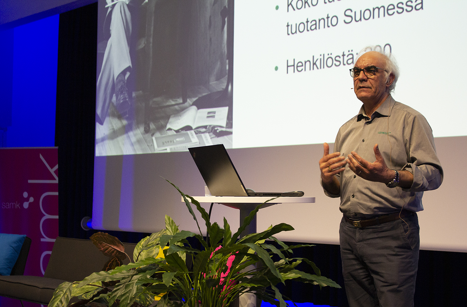 Siamäk Naghian speaking on stage. Close-up.