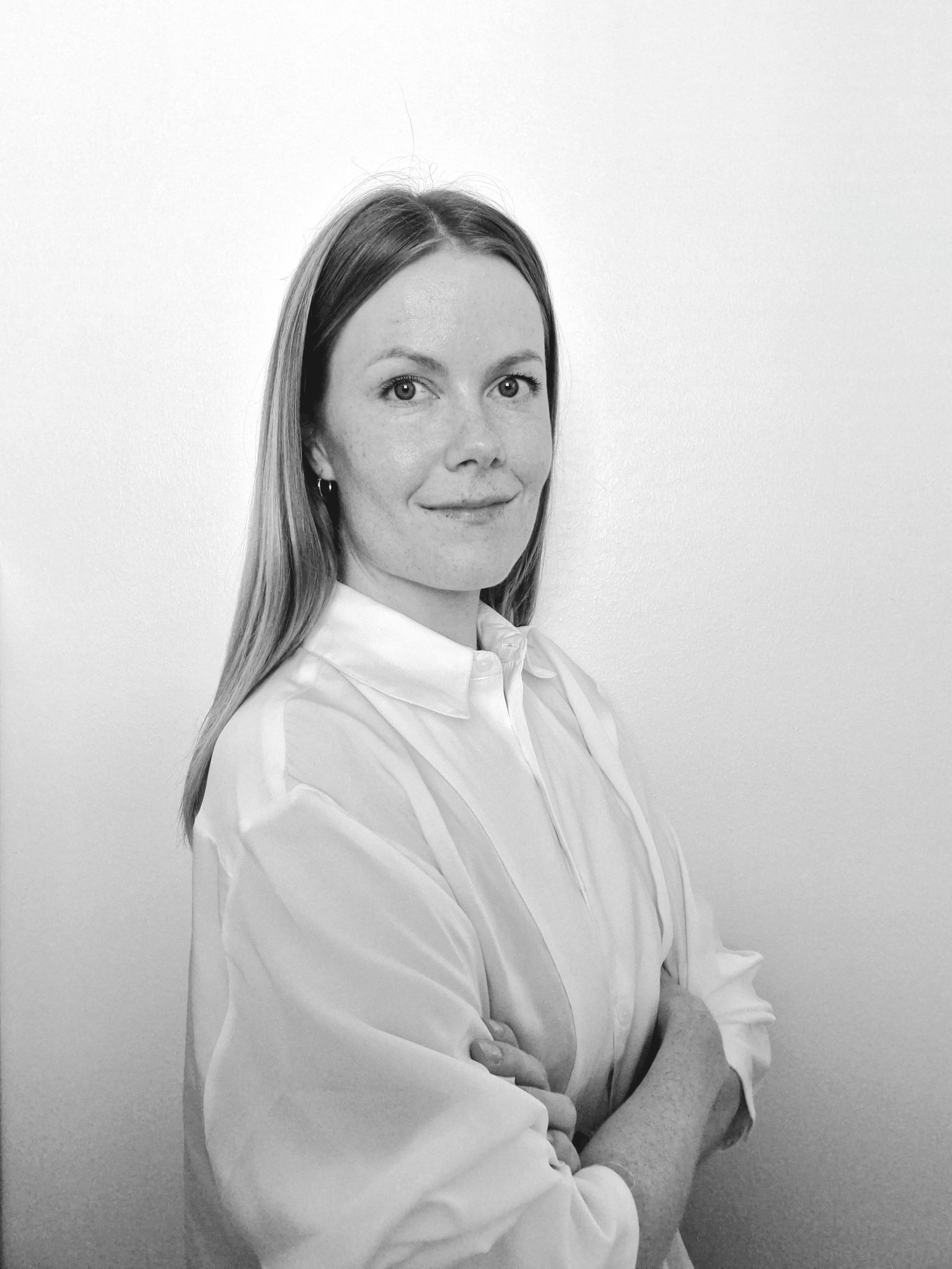 Reetta Juslin Suojanen Reetta Juslin-Suojanen henkilökuva mustavalkoisena.