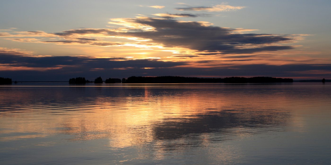 Auringon nousu meren takaa.