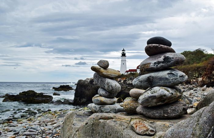 Kuvituskuva, jossa mahajja kivikkoisella rannalla.