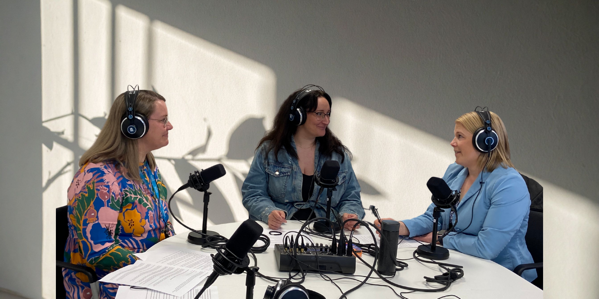 Ratkaistaan Podcast Petra Sippola, Mari Viljanen ja Minttu Porri istuvat pyöreän pöydän äärellä. Kaikilla on podcastiin tarvittavat kuulokkeet ja mikrofoni.