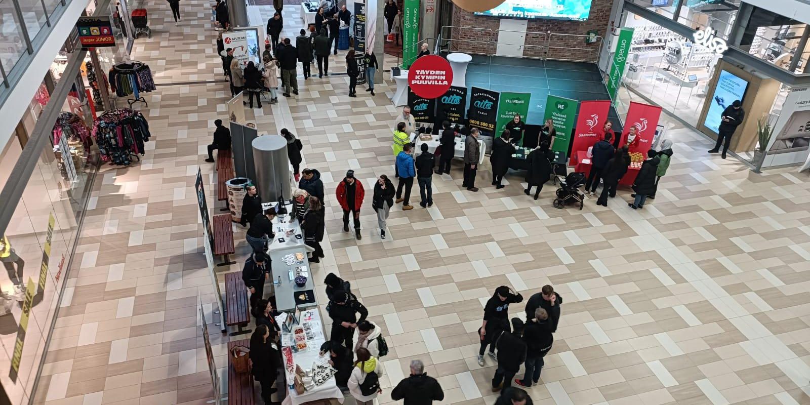 Picture taken from a higher place in a market hall.