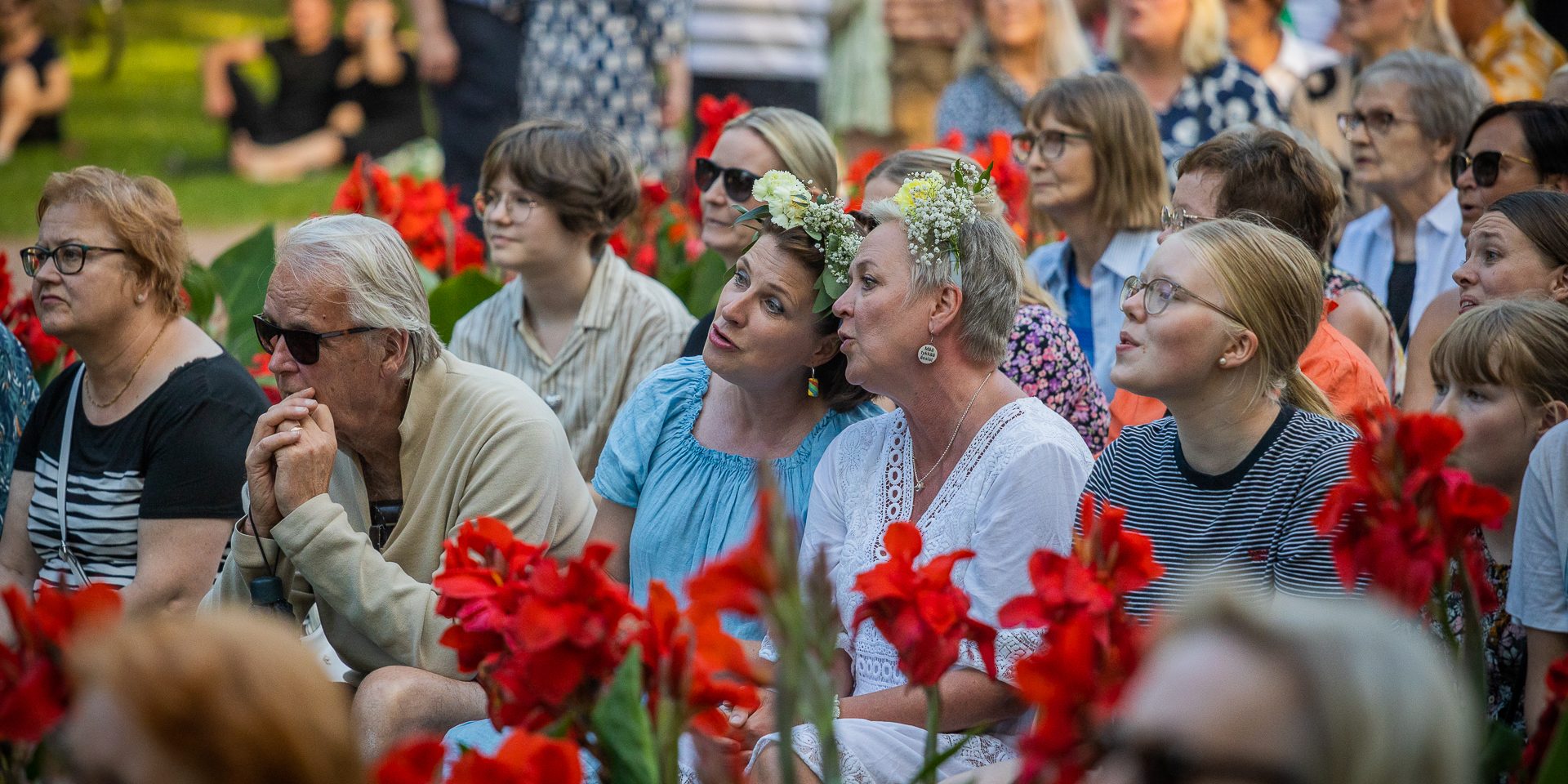 SuomiAreena Juha Matti Tenhunen Keskiviikko 65 Kuvassa ihmisiä istumassa katseet käännettynä eteenpäin.