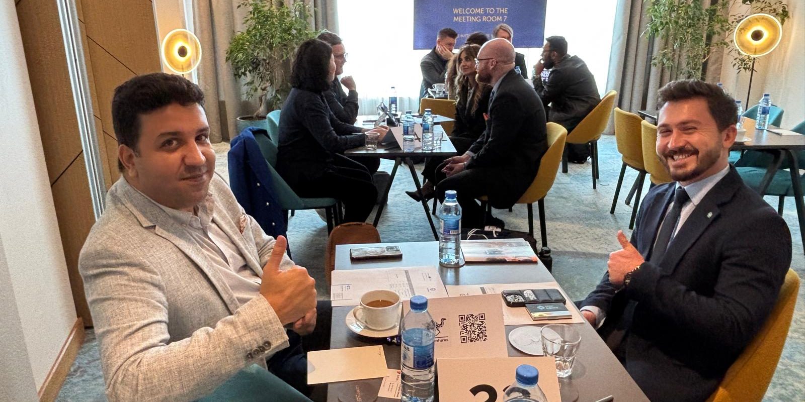 Henkilöitä saman pöydän ääressä.