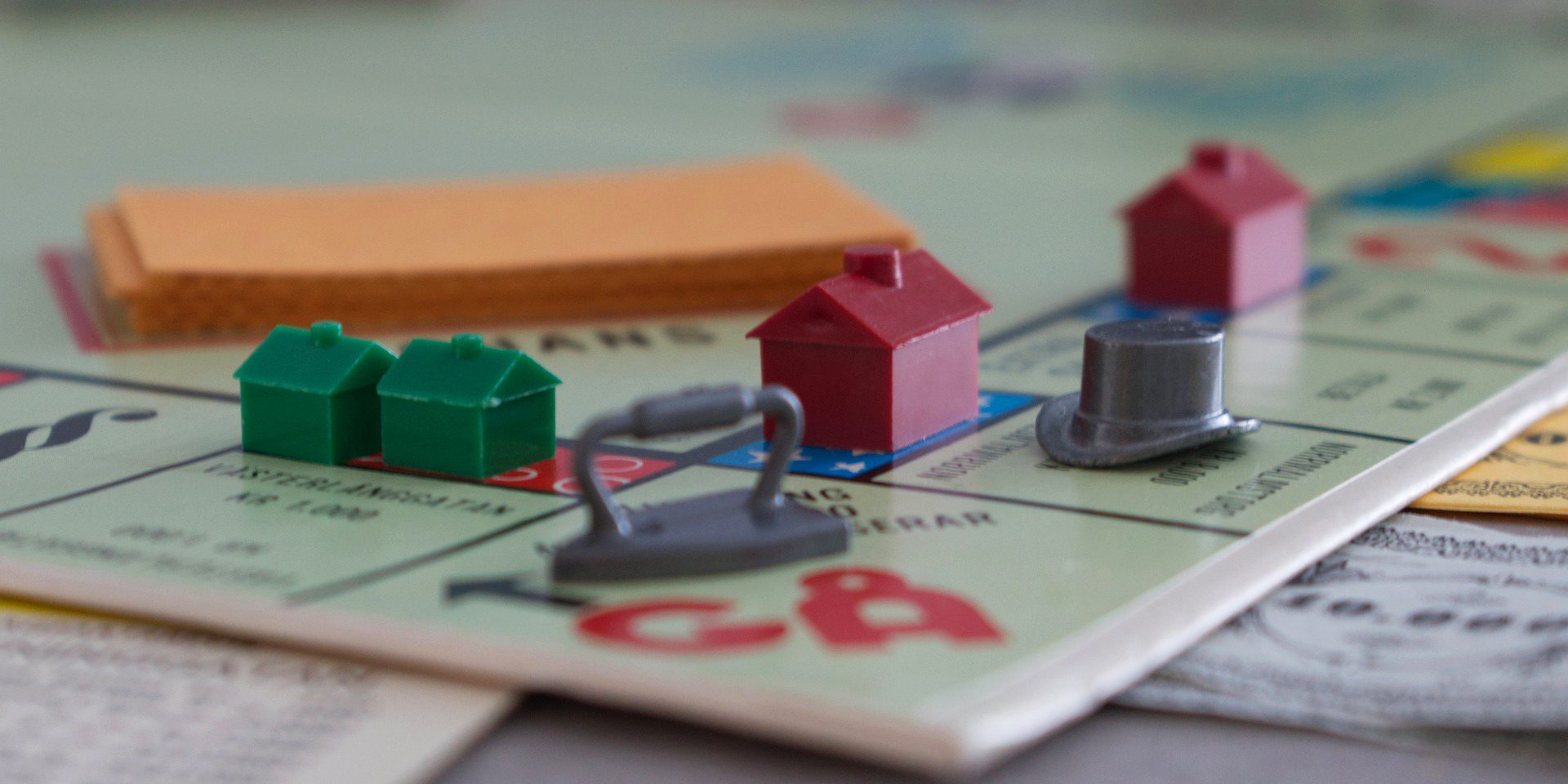 Monopoly Scaled Monopoli-pelin pelilauta ja -nappuloita.