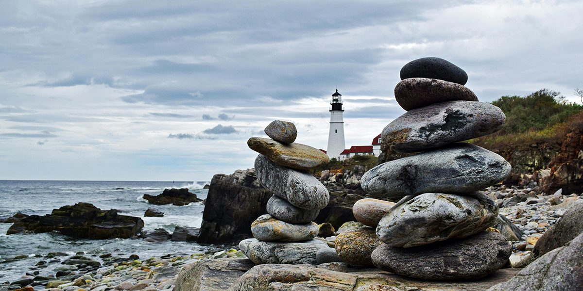 Kuvituskuva, jossa mahajja kivikkoisella rannalla.